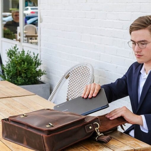 the daily the real leather company 21 dark brown lifestyle landscape 1 square cfa5b2a8 edd9 43f1 b4b0 54b14bafbc25