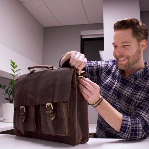 the distressed leather messenger bag for men model3 8620bbbd e38c 496f a72c d99bfbd15576