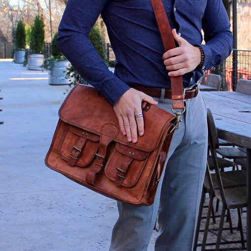 the indy leather messenger bag for men model zoom